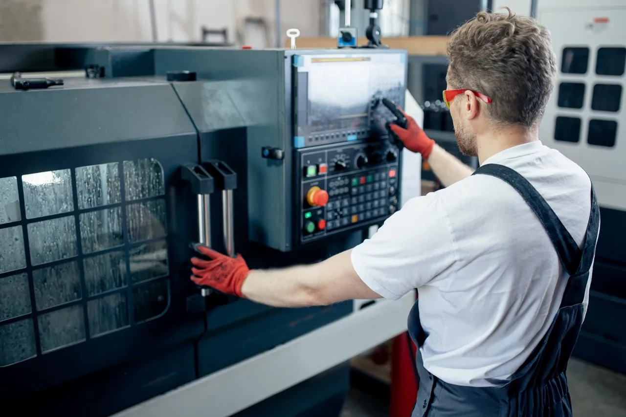 CNC Solutions S.r.l. cura la tua macchina utensile con professionalità e serietà. Interventi veloci per ridurre i fermi macchina e garantire continuità alla tua produzione.